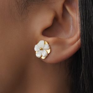 گوشواره میخی گل بابونه صدف و استیل